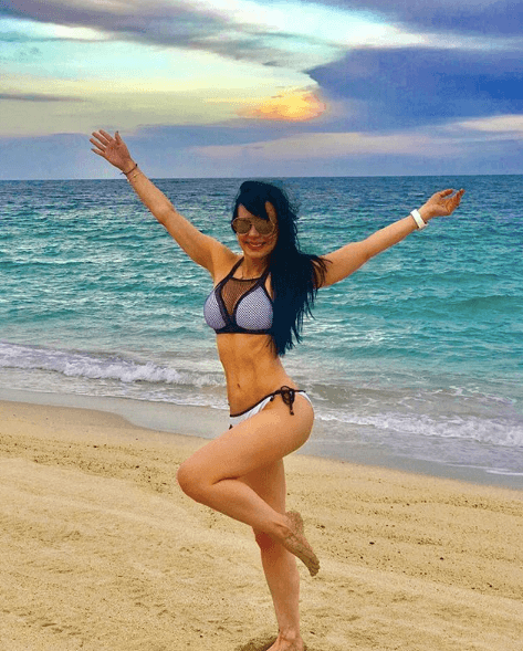 Maribel Guardia, se mantiene fenomenal y disfruta de los días en la playa.