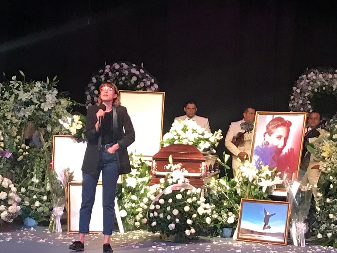 Posteriormente, subieron al escenario amigos de Edith como la actriz Paulette Hernández y el productor Daniel Casanova. Ella dijo que era su hija postiza: "Tuve la fortuna que me adoptara como una hija suya. 'La elegancia del erizo' era su libro favorito y ahora es mío".