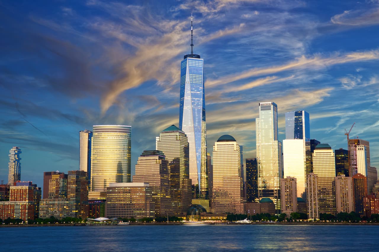 Según WSP, una de las empresas que trabajó en la construcción del nuevo edificio One World Trade Center que se levanta en la zona donde estaban las torres, este edificio es muy diferente. “Si bien está sostenido por columnas de acero externas, 
<a href="https://www.wsp.com/en-US/projects/one-world-trade-center"><u>su fuerza es un núcleo de hormigón macizo y extremadamente fuerte</u></a>”, se lee en el portal de la compañía. El diseño de este edificio también incluye nuevos estándares de emergencia.