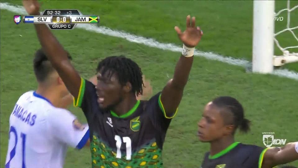 Tiro desviado de Shamar Nicholson