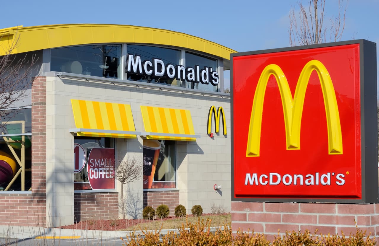 Un McDonald’s no consigue empleados y ofrece trabajo a menores de edad
