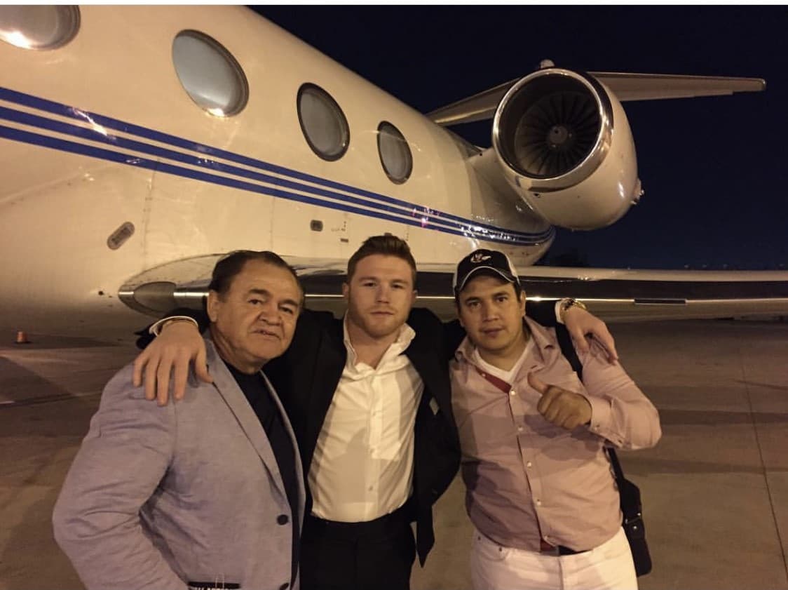 Como todo estrella, el Canelo se ha saltado las largas filas en el aeropuerto y los totrtuosos pasos por migración.