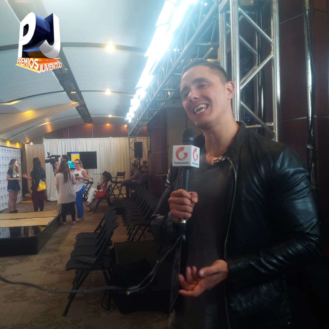 Joey Montana mandando saludos a Galavisión.