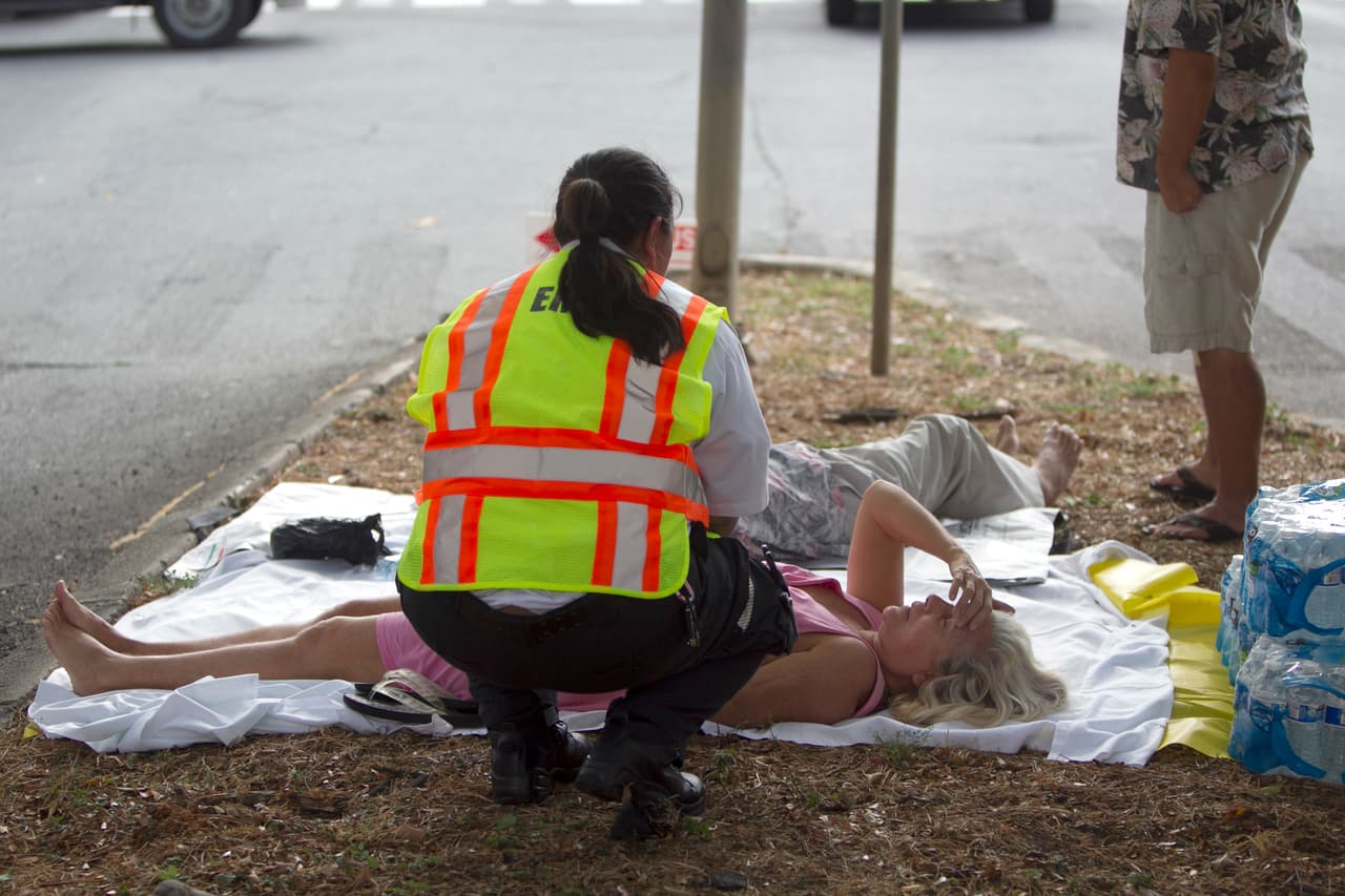 Los paramédicos atendieron a varias personas que resultaron afectadas por el incendio, al menos cinco heridos fueron trasladados al hospital.