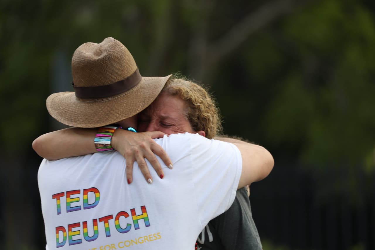La congresista demócrata Debbie Wasserman Schultz, se encontraba en el desfile cuando ocurrieron los hechos.