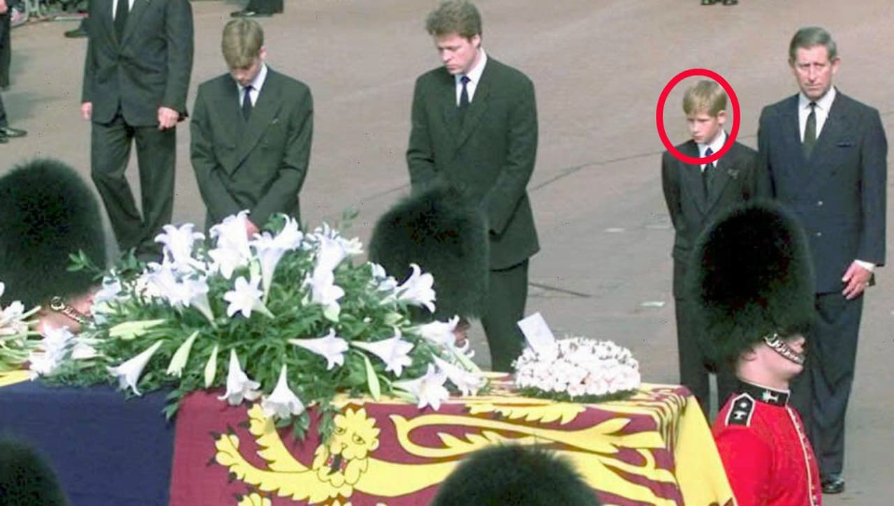El príncipe Harry quedó marcado por algo que lo obligaron a hacer en el sepelio de Lady Diana