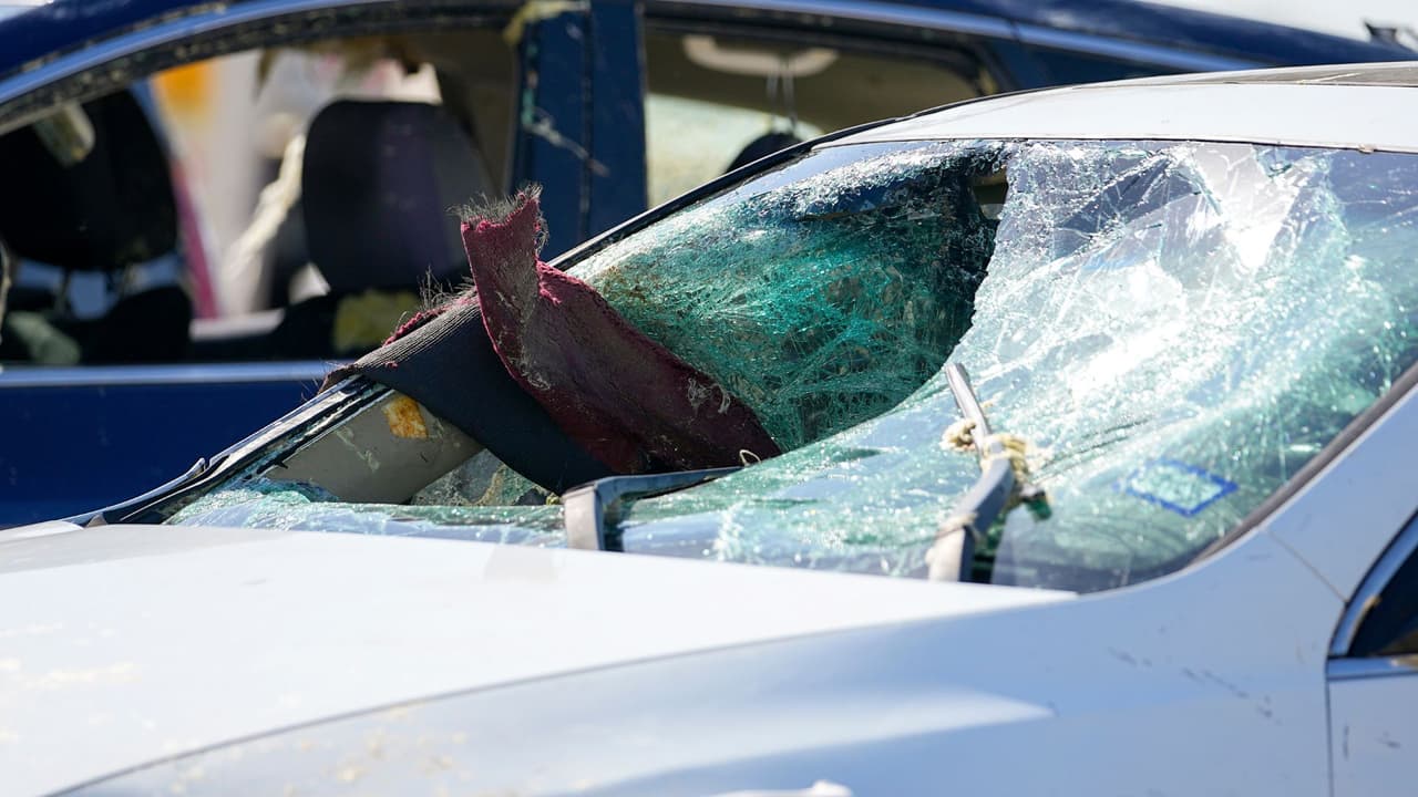 Daños en una parada de camiones la mañana después del paso de un tornado, el domingo 26 de mayo de 2024, en Valley View, Texas.