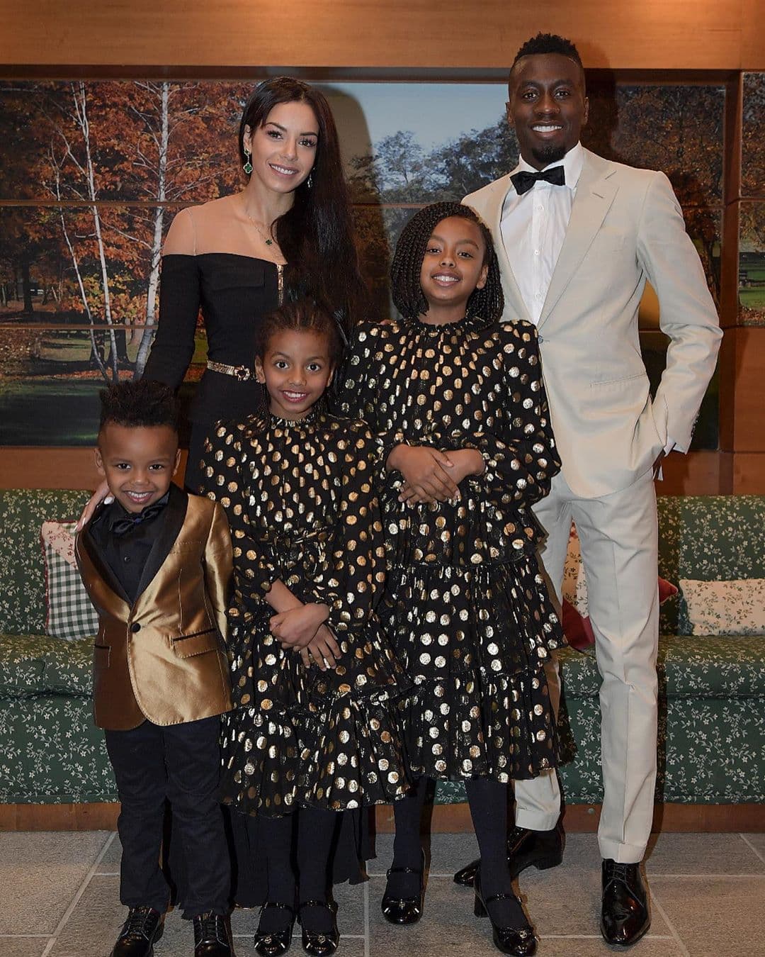 Es un hombre muy apegado a la familia. Disfruta estar con su esposa e hijos en su tiempo libre.