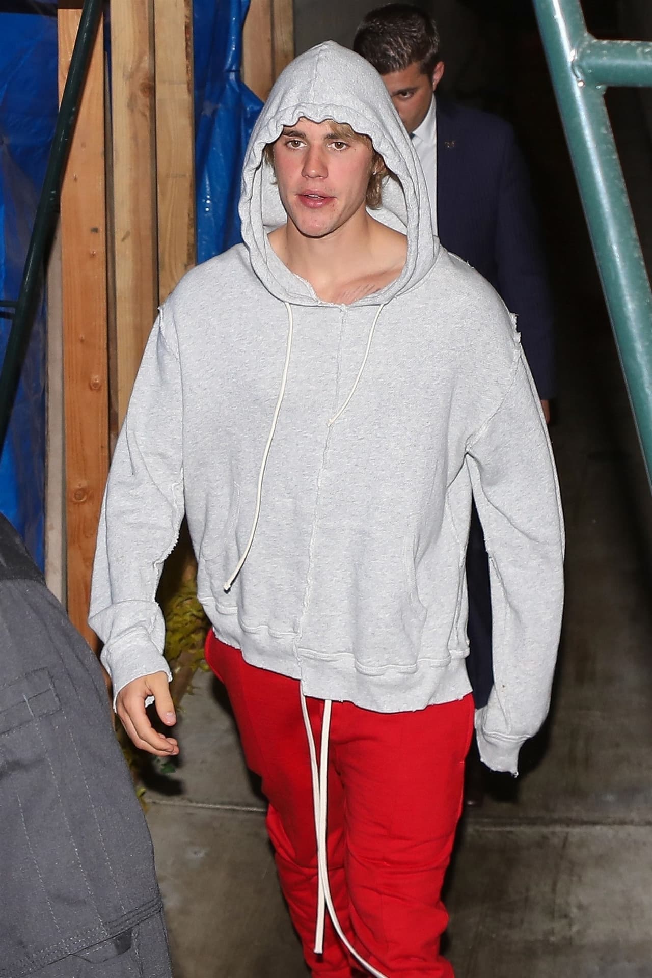 De allí, el exponente de música pop, vestido con una sudadera gris y unos pantalones rojos, decidió tomar un taxi con destino a su casa.
