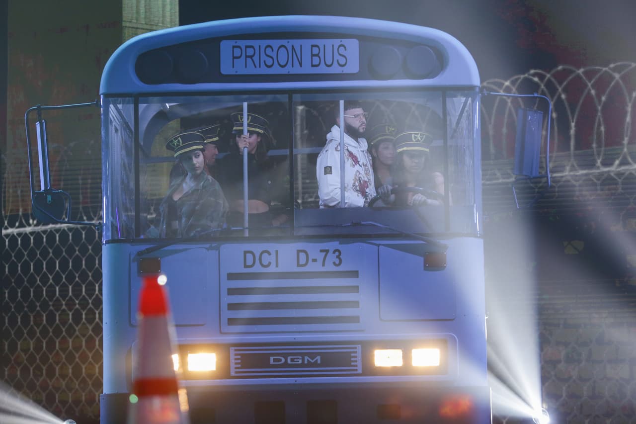 Farruko arribó al escenario en un autobús de prisión.