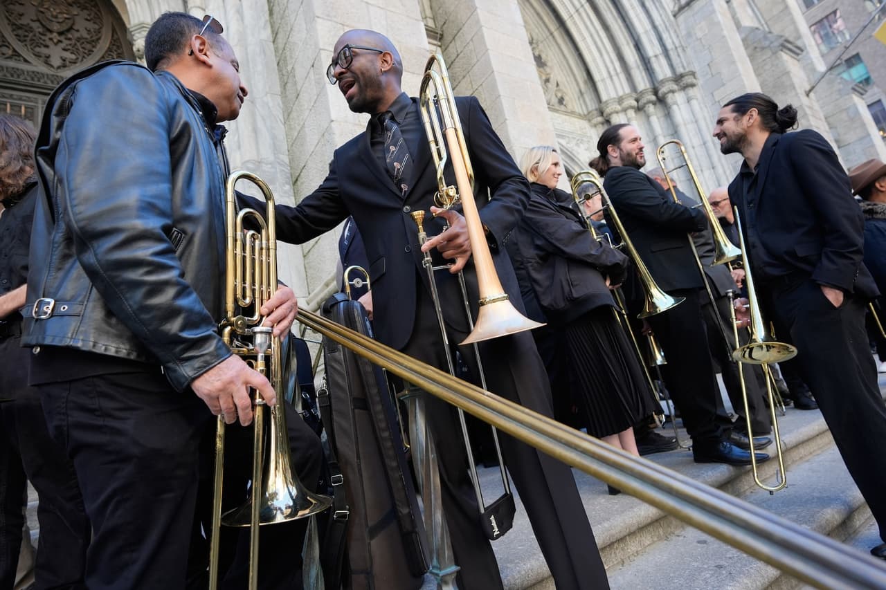 Otro de sus hijos, Alejandro Miguel Colón, reveló que el músico siempre soñó con que su funeral se celebrara en la emblemática catedral de Manhattan. “Lo logramos”, dijo emocionado al destacar el simbolismo del homenaje.