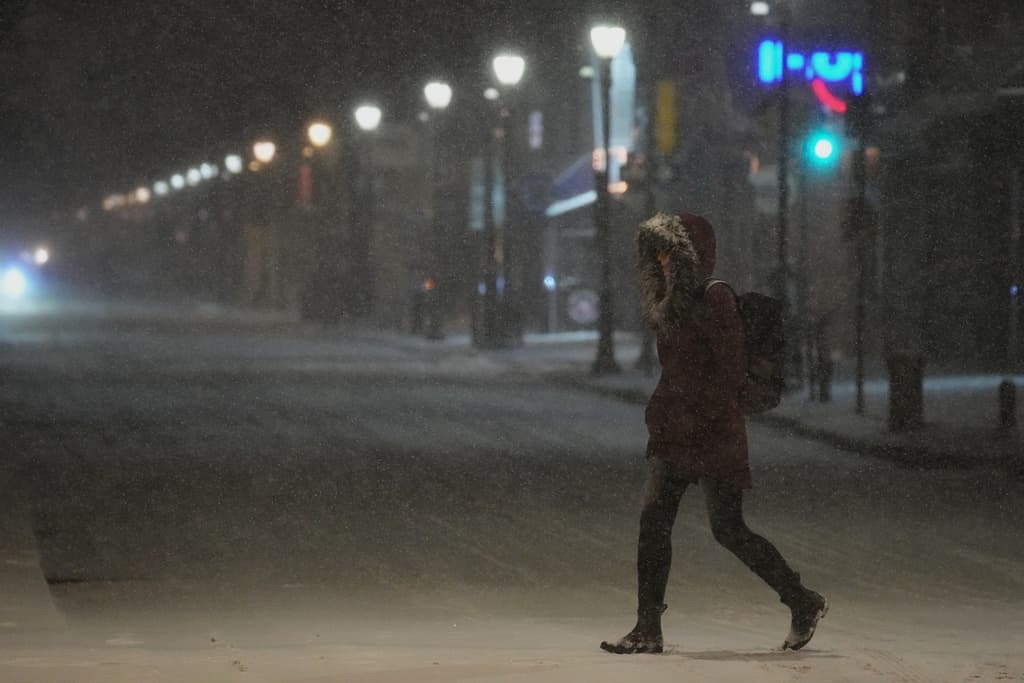 <b><a href="https://www.univision.com/local/philadelphia-wuvp/usuarios-del-transporte-publico-en-filadelfia-piden-mejorar-la-seguridad-en-instalaciones-de-septa-video" target="_blank">SEPTA</a></b> informó que, a partir de las 2:00 de la tarde del domingo, no ofrecería más servicio de
<b> transportación pública</b>. Retomarán las rutas cuando las condiciones lo hagan posible.