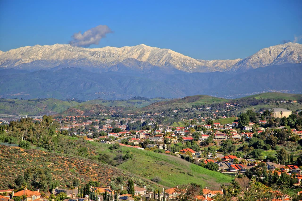 <b>Diamond Bar, </b>en el condado de Los Ángeles se ubica en el lugar 14.
<br>
<br>
<b>Población:</b> 56,996
<br>
<b>Salario promedio: </b>$94,531
<br>
<b>Tasa de crimen violento: </b>1.00 por cada mil habitantes
<br>
<b>Tasa de crimen a la propiedad: </b>18.30 por cada mil habitantes