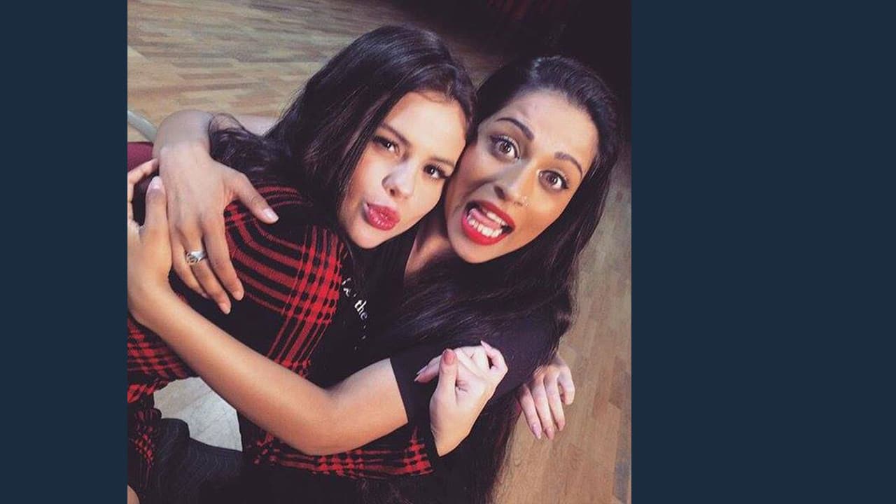 Sus videos en YouTube causaron mucha controversia con lo gracioso que eran. Tanta fue la fama que recibió que Lilly se fue de gira por 27 ciudades y ganó alrededor de $2.5 millones de dólares.