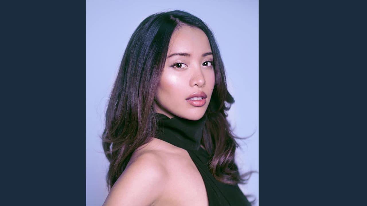 Así es como Michelle Phan creó su marca en YouTube. Ella comenzó a grabar los pasos de como lucir los looks de celebridades.