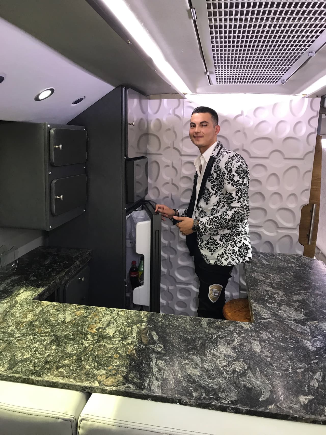 No podía faltar el refrigerador, además de un horno de microondas y varios cajones para guardar despensa.