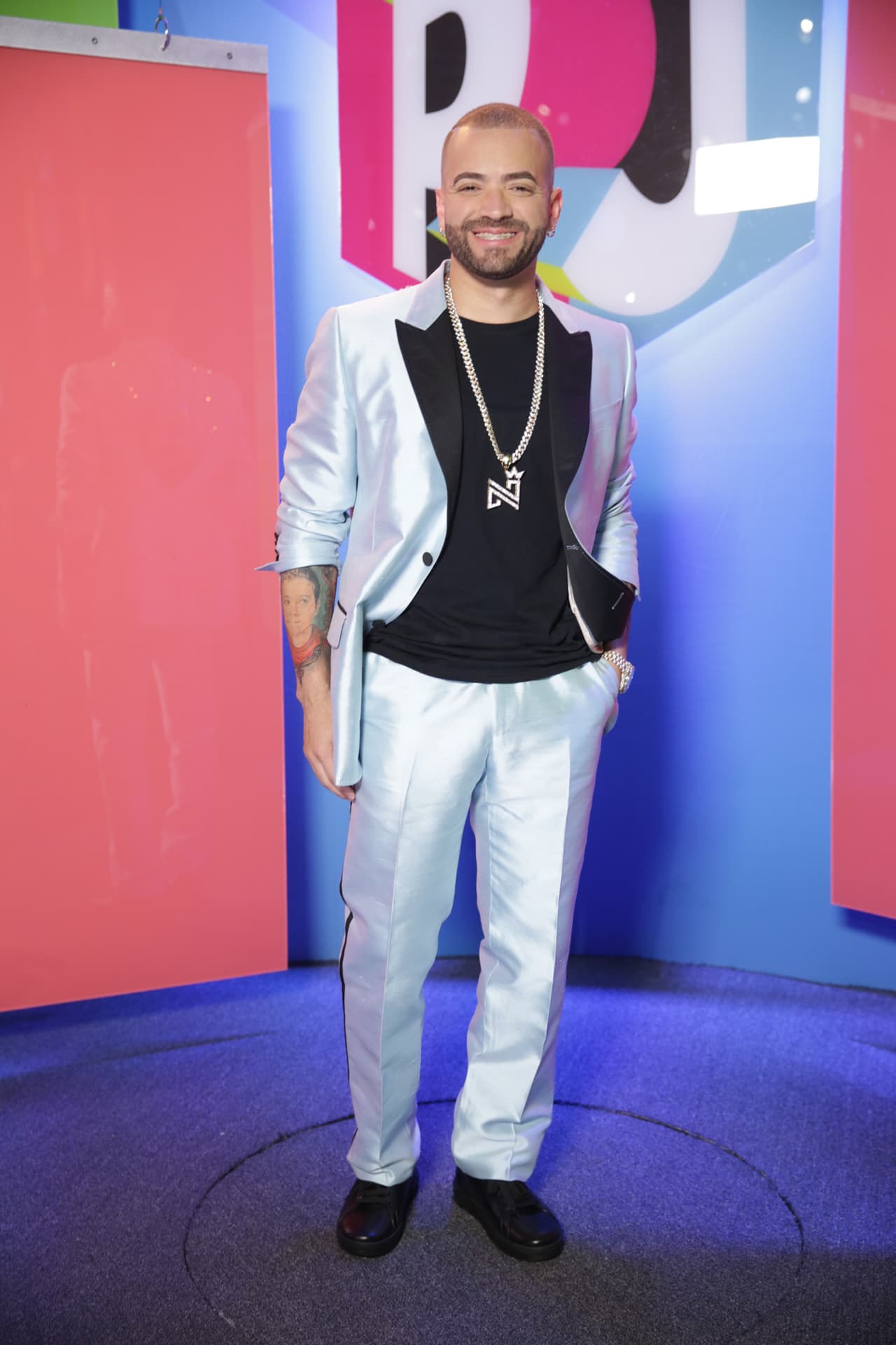 Nacho llegó con un traje muy llamativo.