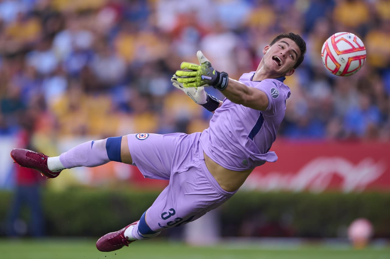En la agonía del partido Cruz Azul se llevó el triunfo del Universitario de Nuevo León al derrotar a los Tigres.