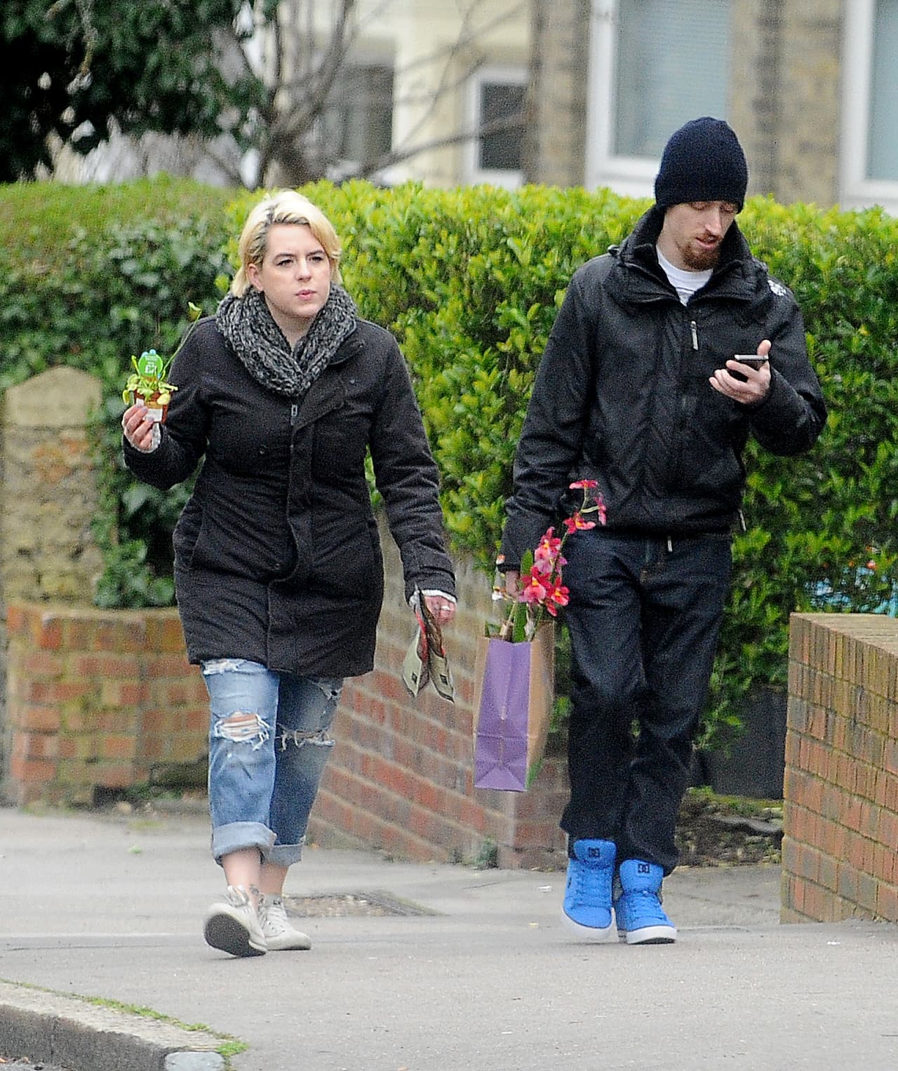 Salió de compras con su esposo a una florería y salieron con curiosas plantas.