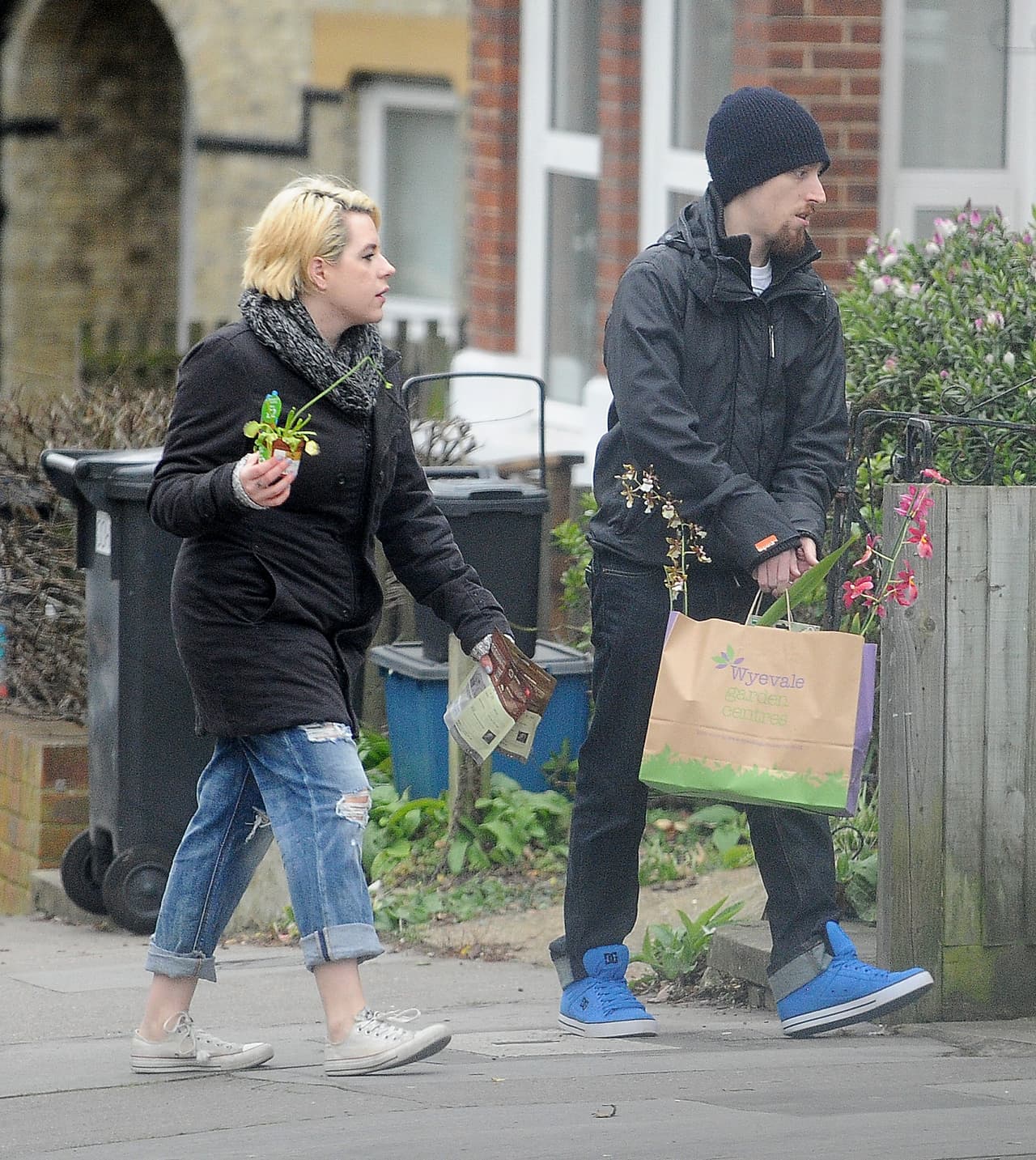 Max también llevaba una bolsa repleta de lindas flores.