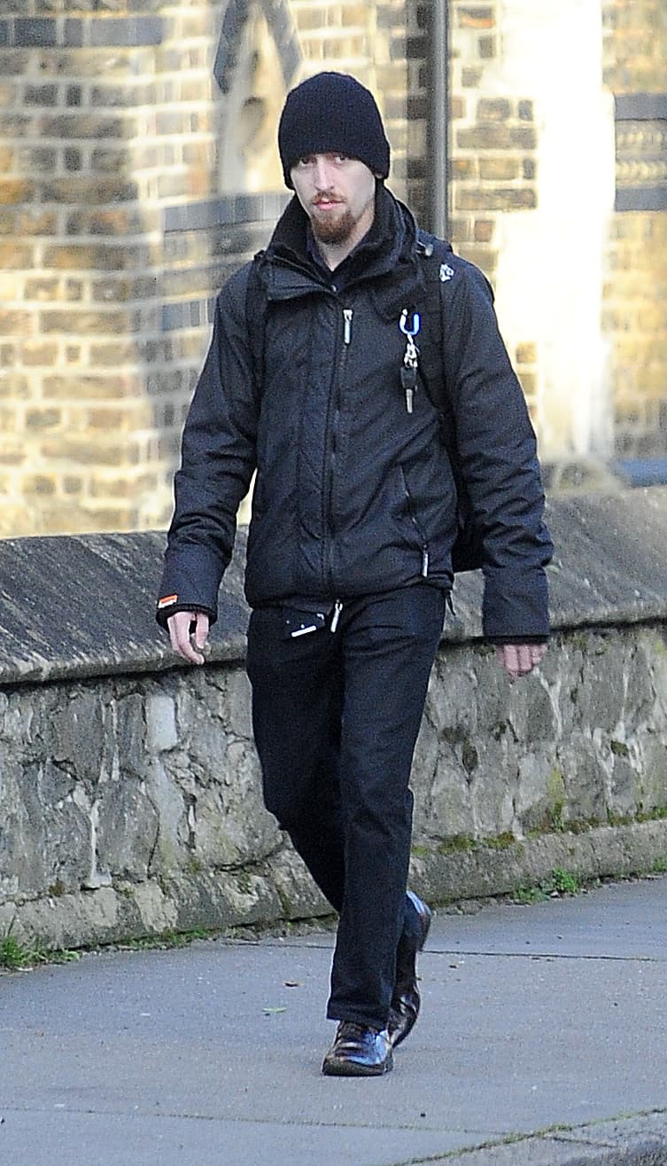 Su esposo también se resguardó del frío londinense.