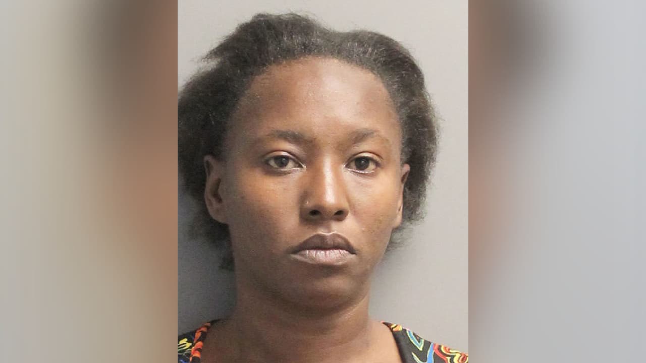 Lashea Monee Simon Hagewood, está acusada de posesión de sustancias controladas y escapar durante su arresto.