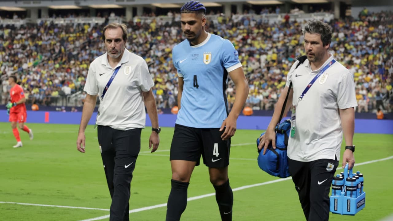 Ronald Araujo será intervenido del muslo derecho y será baja hasta diciembre