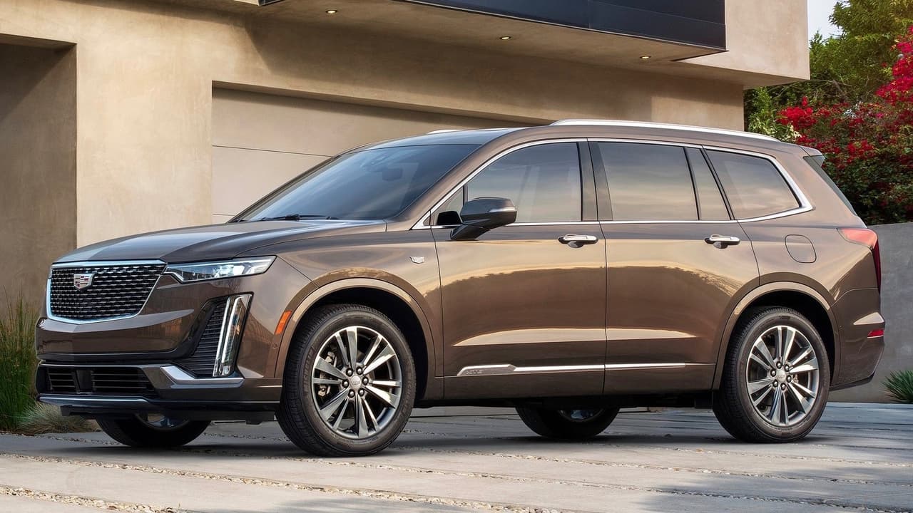Como corresponde en todo Cadillac moderno, la XT6 2020 cuenta con una extensa variedad de sistemas que ayudan hacer la vida del conductor y sus pasajeros fácil, al menos mientras se encuentran dentro del vehículo, entre los que se encuentran: Control de crucero adaptable, visión nocturna, conexión NFC (Bluetooth de contacto) con superficie para carga inalámbrica, portón trasero de manos libres y llave inteligente.