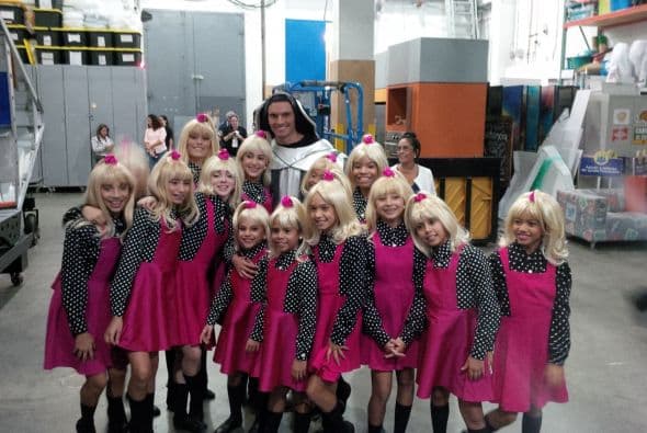 El actor Julián Gil posa con un grupo de niñas caracterizadas como "La Cuatro".