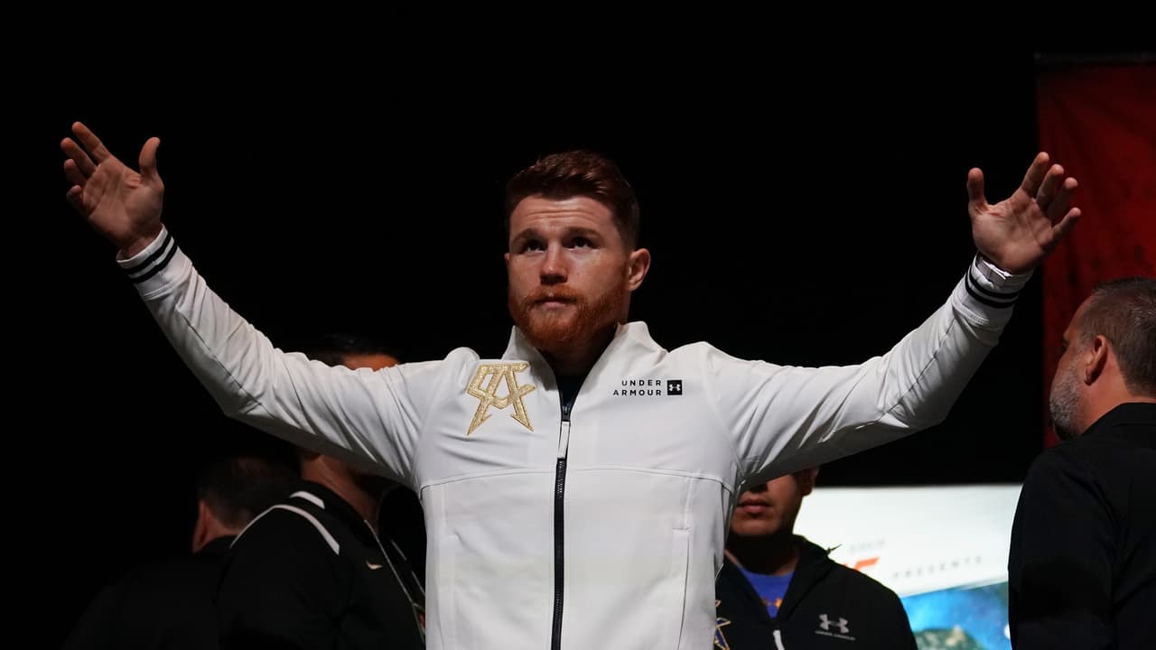 Canelo invita botellas de champagne a asistentes a un antro en Vallarta