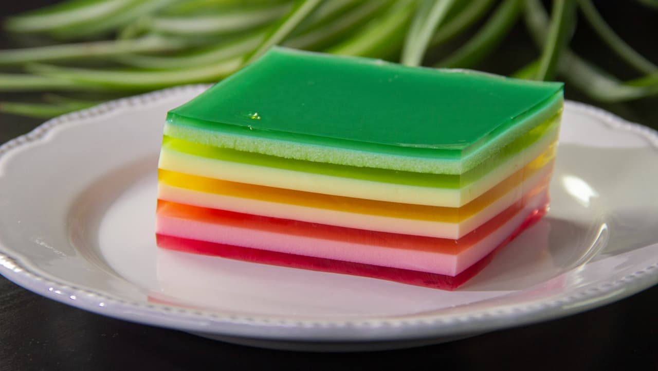 Gelatina arcoíris con leche condensada 