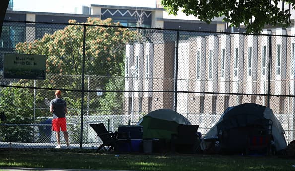 <b>¿Tendré tiempo adicional para mudarme de mi residencia? </b>
<br>
<br>Sí. Los propietarios deben proporcionar a los inquilinos que viven en propiedades cubiertas por la moratoria un aviso de 30 días para desalojar antes de presentar formalmente un desalojo por cualquier motivo. Por lo tanto,
<b> el propietario no puede iniciar procedimientos legales hasta el 25 de agosto</b>.