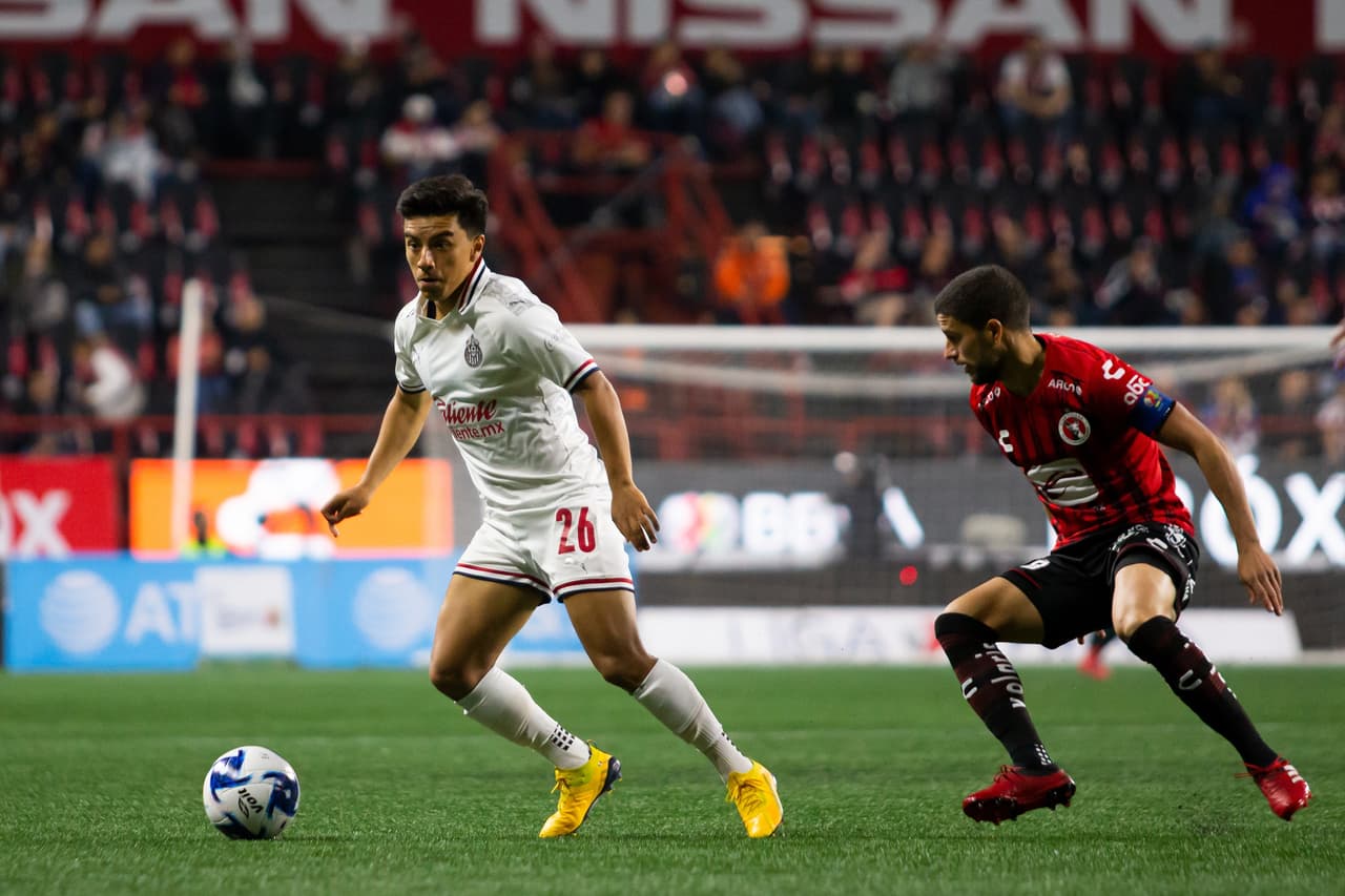 Fernando Beltran realiza un control orientado para dejar fuera de la jugada al jugador de Xolos.