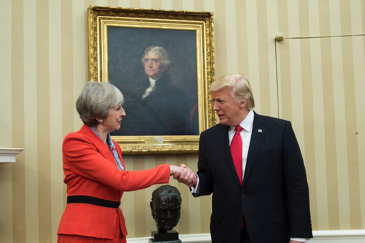 En su estreno diplomático, Donald Trump se reunió con Theresa May en la Oficina Oval antes de ofrecer la primera -aunque breve- rueda de prensa de su presidencia.