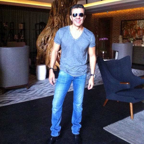 Luego de 10 años de haber dedicado su vida a los escenarios teatrales, incursionó en la televisión.