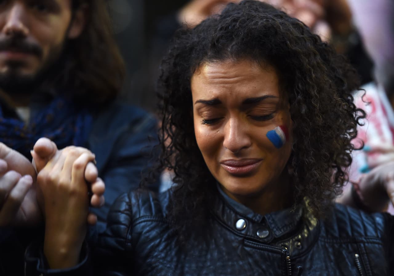Una mujer llora en una vigilia realizada en Sídney, Australia