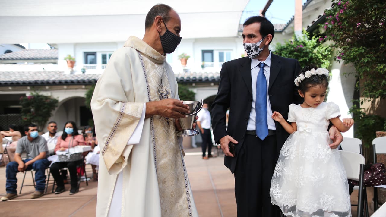 Sacerdote católico demanda a Gavin Newsom para eliminar medidas contra el Coronavirus