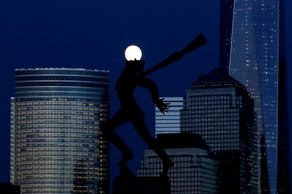 La "superluna" se sitúa junto al One World Trade Center en una vista desde Nueva Jersey.