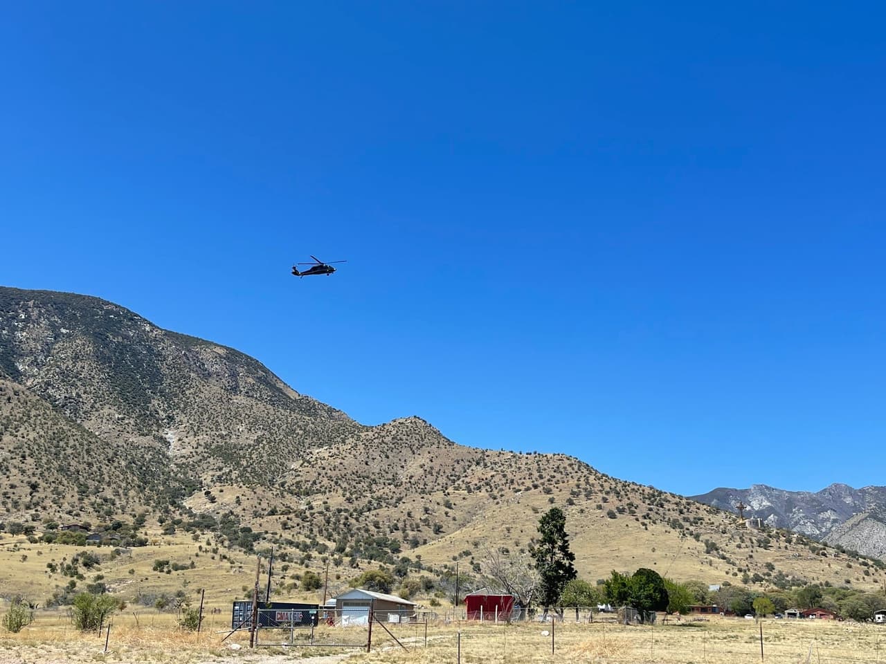 "El peligroso viaje que emprenden estas personas no es fácil y nuestras montañas no perdonan, especialmente ahora que las temperaturas diurnas aumentan constantemente. Incluso solo para una caminata de un día, una persona necesita al menos un galón de agua", señala el tuit del Sheriff del condado Cochise.