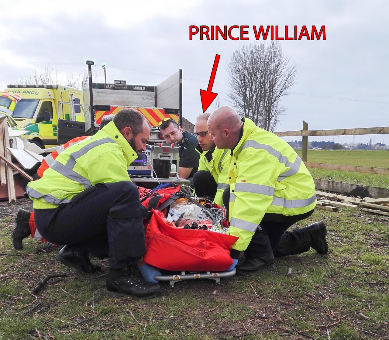 Ayudó a llevar al herido al helicóptero.