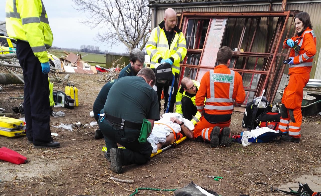 El duque de Cambridge sostuvo la cabeza del accidentado mientras le brindaban los primeros auxilios.