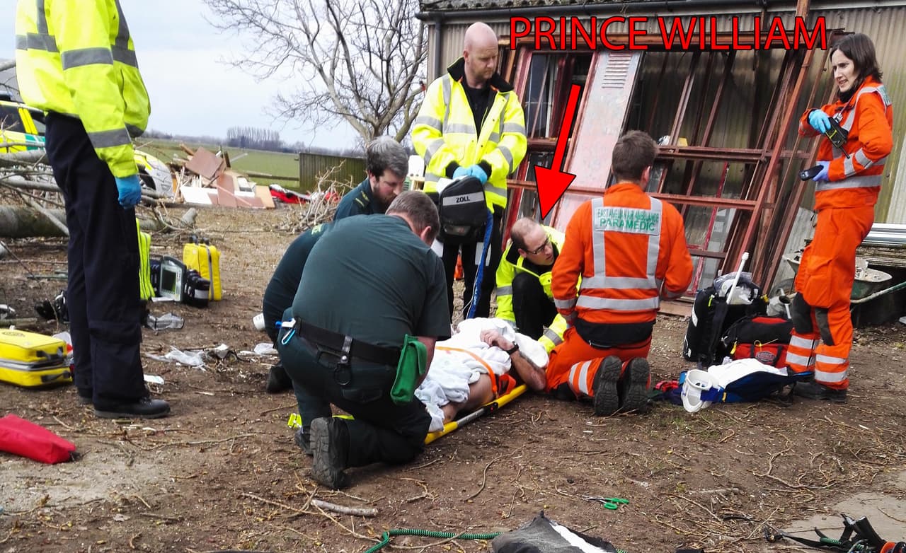 William trabaja a la par de sus compañeros, no tiene ningún trato especial.