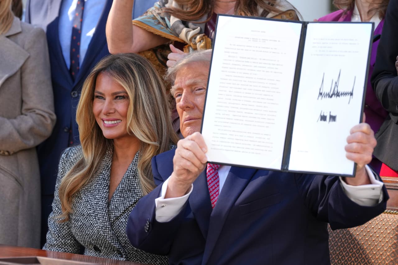 Donald Trump firma una orden destinada a impulsar la investigación sobre la salud de la mujer