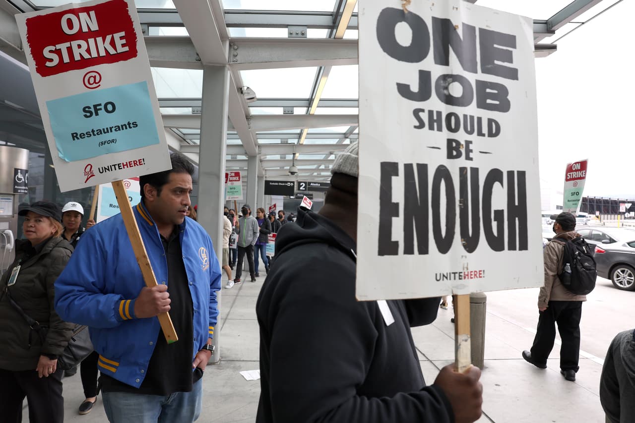 Para tratar de llegar a un acuerdo, los supervisores de San Francisco se reunirán con manifestantes y directivos del aeropuerto.
<br>