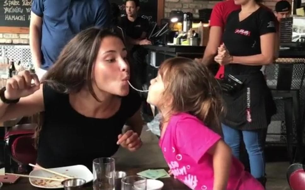 En esta fotografía vemos lo mucho que se divierten la mayor y la menor de las hijas del mexicano. Desde que Michelle, de cuatro años, llegó a su vida, la ha cuidado con mucho amor.