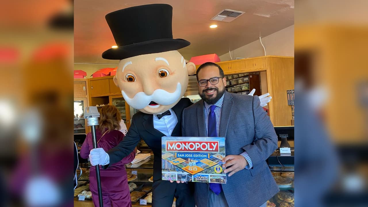 El evento de lanzamiento tuvo lugar en Winchester Mystery House, donde el alcalde de San José, Matt Mahan, y otros invitados, incluido el copropietario de Original Joe's, Brad Rocca, se unieron a la celebración. Mahan expresó su entusiasmo por la oportunidad de honrar la historia y cultura local a través de este juego. En la foto aparece el concejal Peter Ortiz en una presentación del juego en Peter's Bakery.