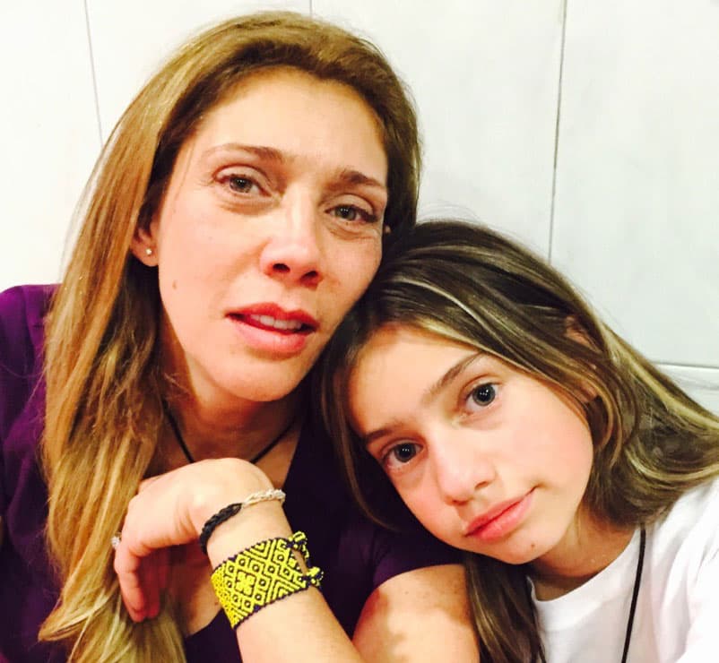 Otra de las actrices 'maduritas' que siguen igual de guapas es 
<b><a href="http://www.univision.com/temas/cynthia-klitbo">Cynthia Klitbo</a></b>, quien esta foto aparece con su hija.