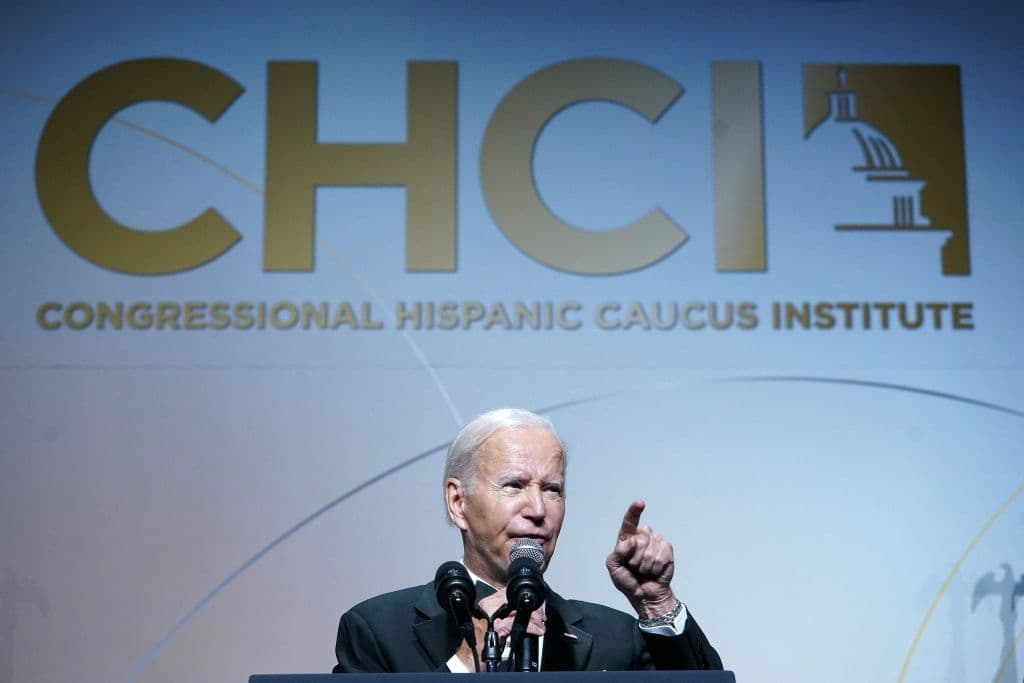 "Están jugando a la política con seres humanos": Biden critica a los republicanos por enviar a migrantes al norte desde Texas y Florida