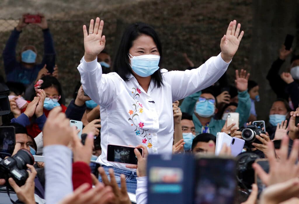 Elecciones en Perú: encuesta a boca de urna da a Fujimori una estrecha ventaja sobre Castillo
