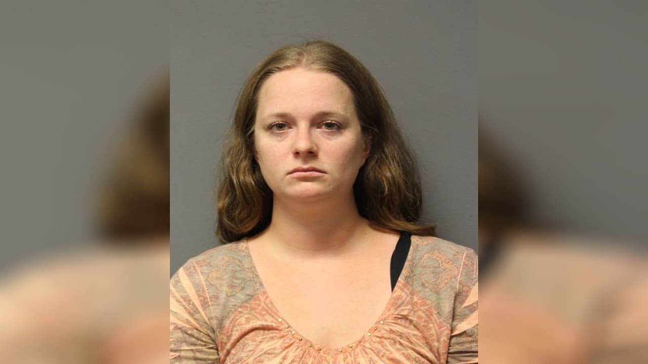 Angela Clark fue arrestada y enfrentó cargos de homicidio en segundo grado por la muerte de su bebé de tres meses de edad, después de dejarla sin supervisión en la bañera más de 25 minutos mientras ella tenía relaciones sexuales con su expareja.